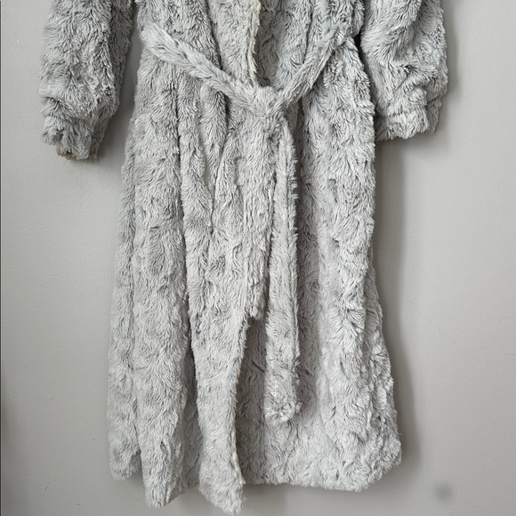 Cozy Gray Faux Fur Robe - Picture 4 of 8